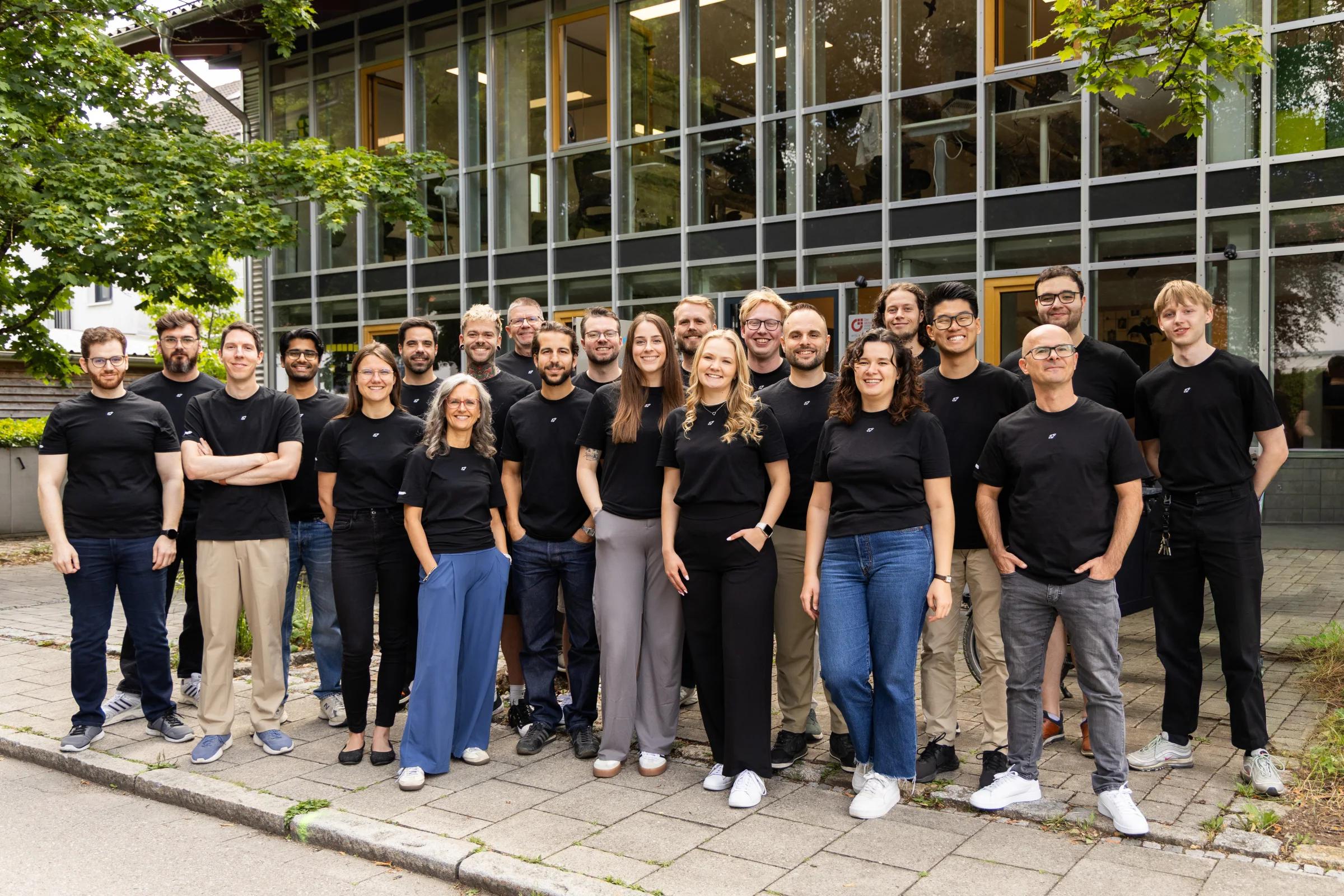 Das meinGPT-Team vor dem Büro in München