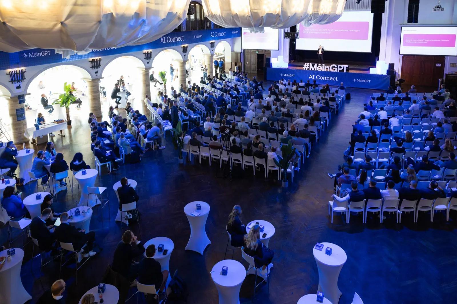 Blick von der Galerie auf den vollen Saal und die Bühne