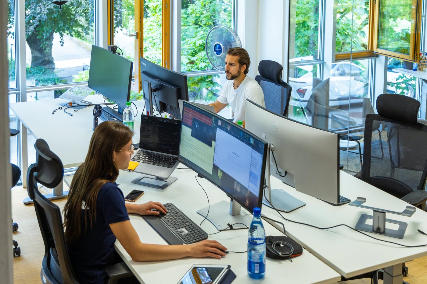 Das meinGPT-Produktteam arbeitet gemeinsam an einer technischen Aufgabe