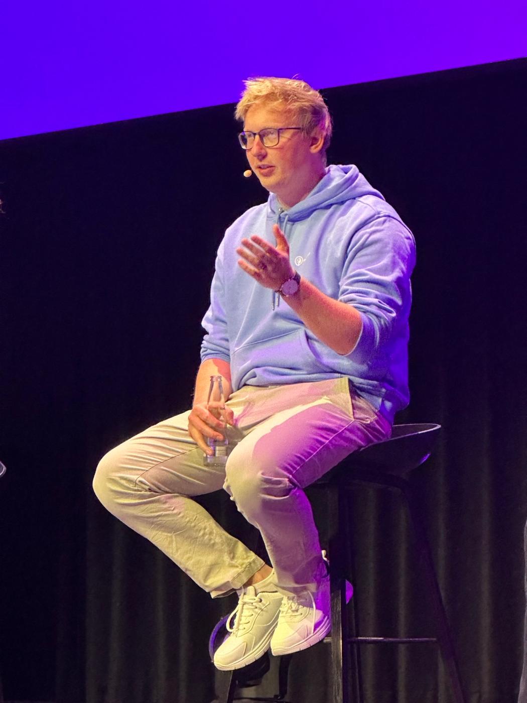 Florian Baader spricht auf der Bühne der make WAVES 2025