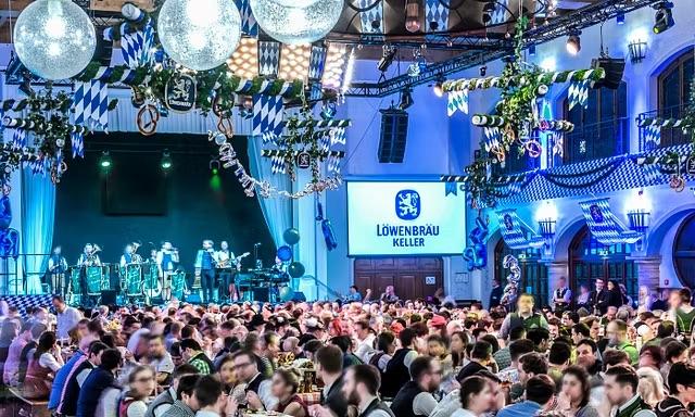 Der Festsaal des Löwenbräukellers bei einem bayerischen Abend