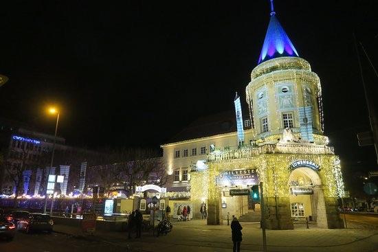 Der Löwenbräukeller München bei Nacht