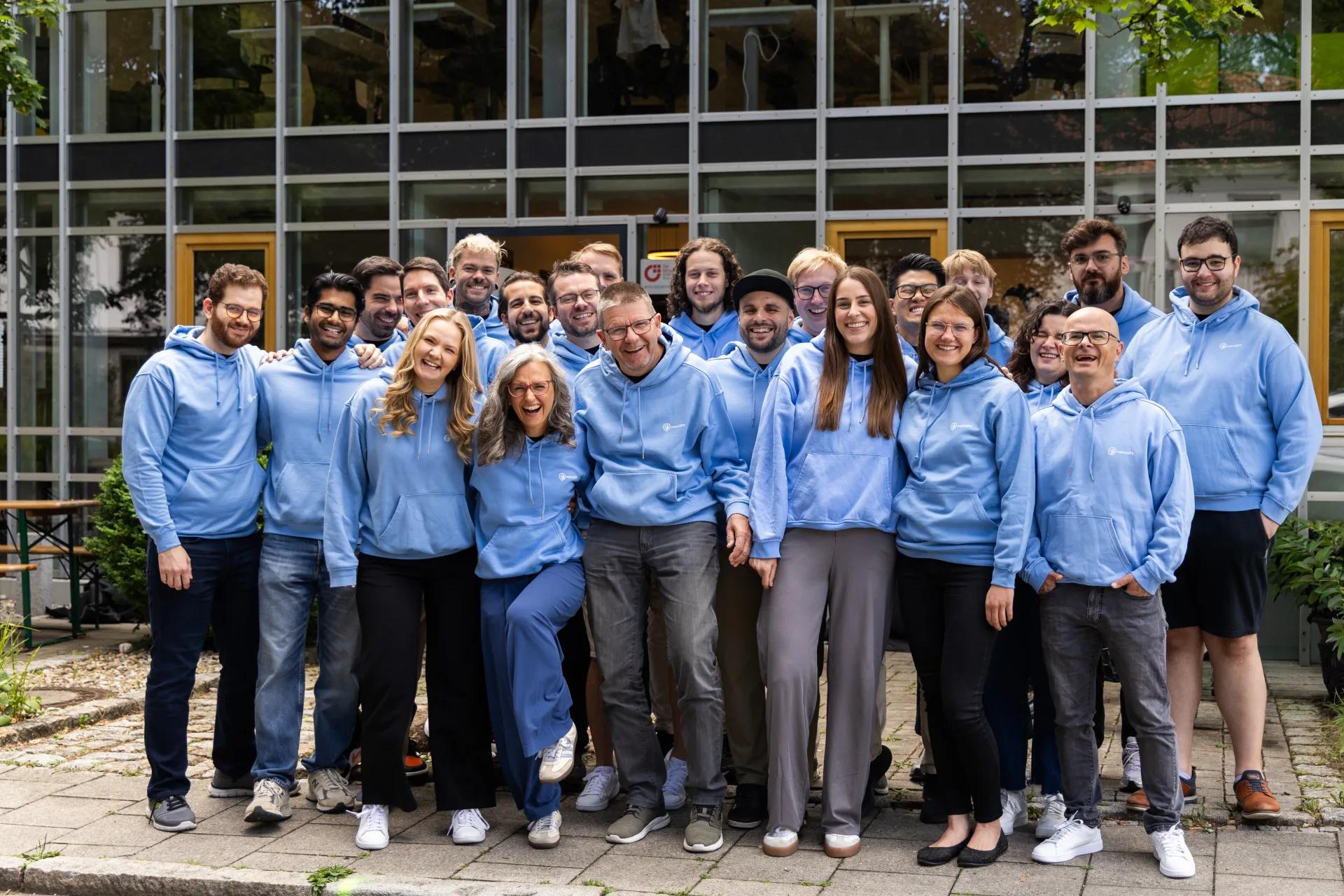 Das meinGPT-Team gemeinsam vor dem Büro